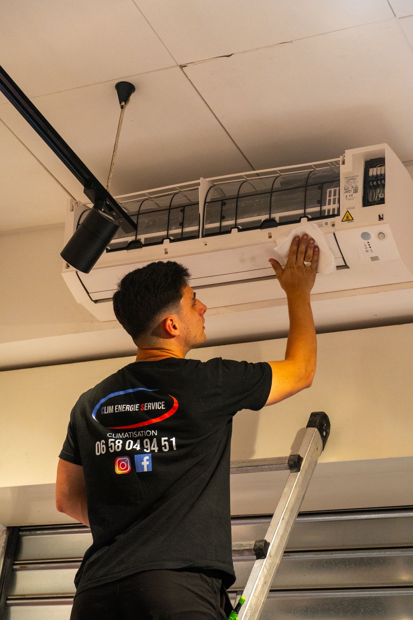 Technicien Clim Energie Service intervenant sur une climatisation murale